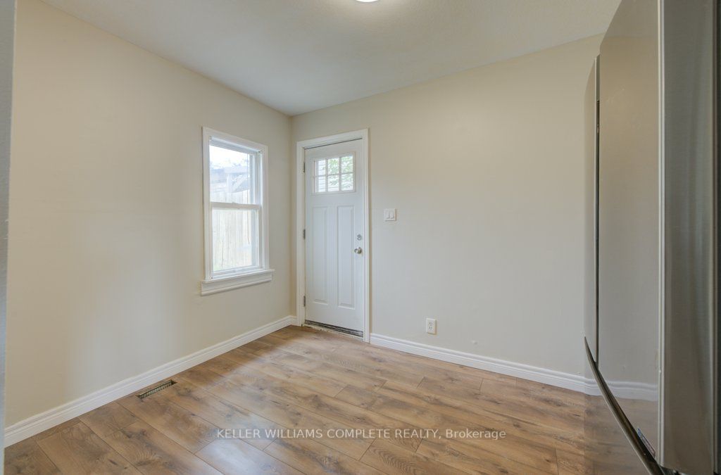32 Burton St