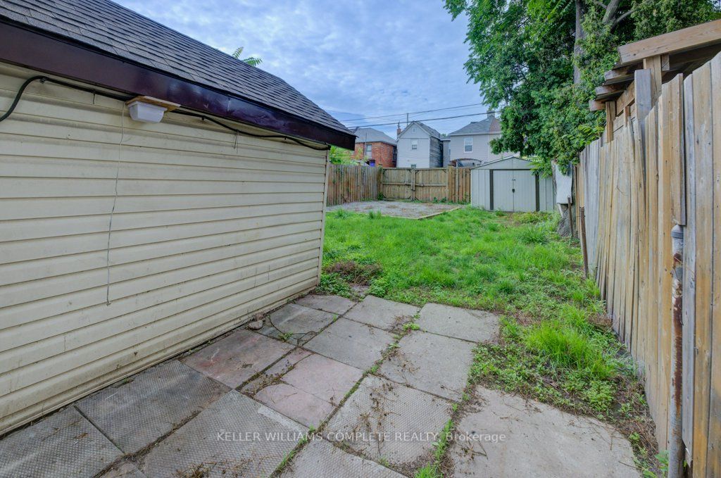 32 Burton St