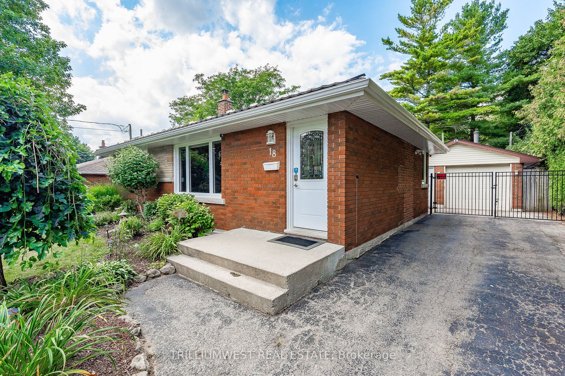 18 Cathcart St