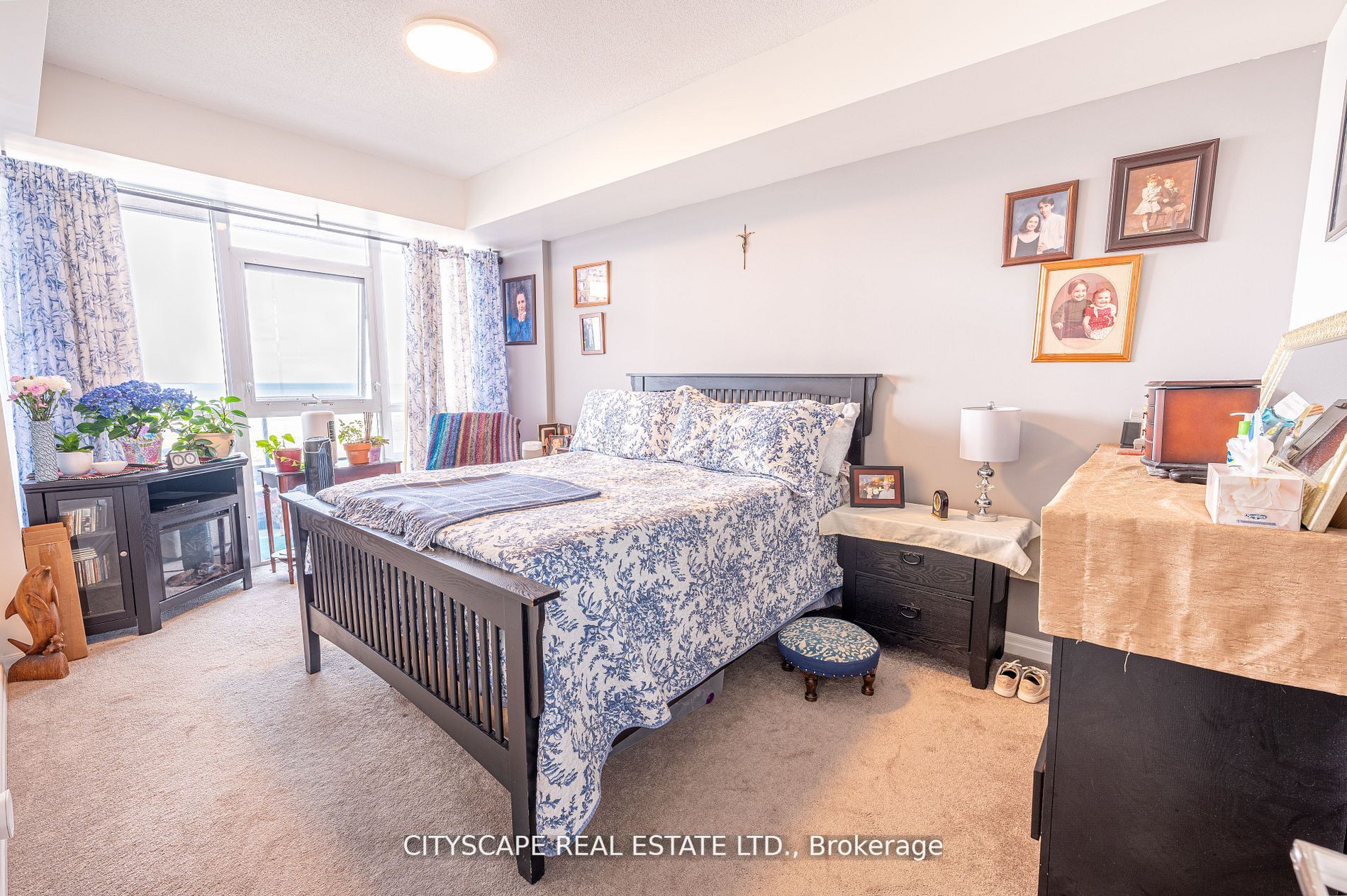 560 North Service Rd, #802