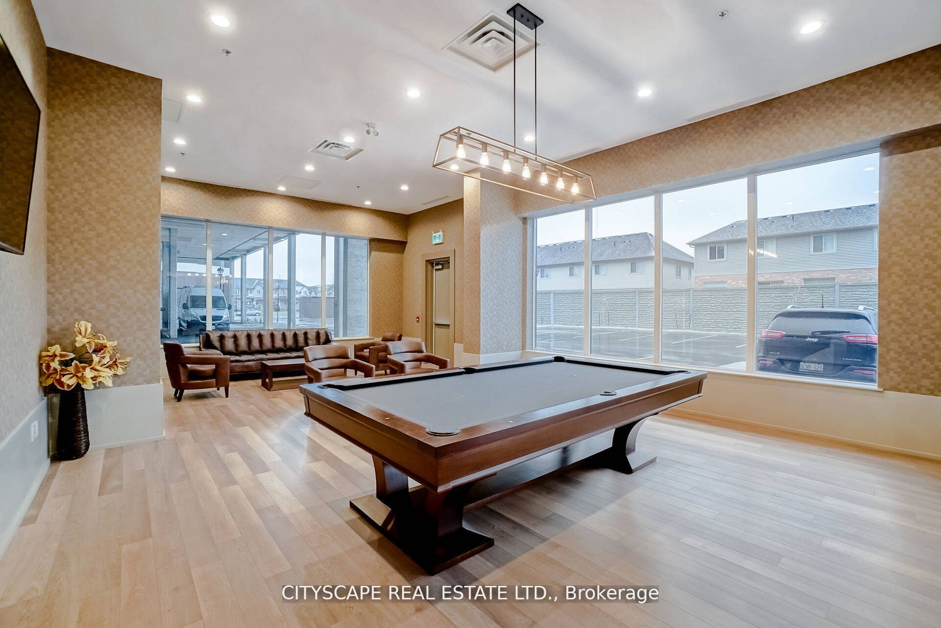 560 North Service Rd, #802