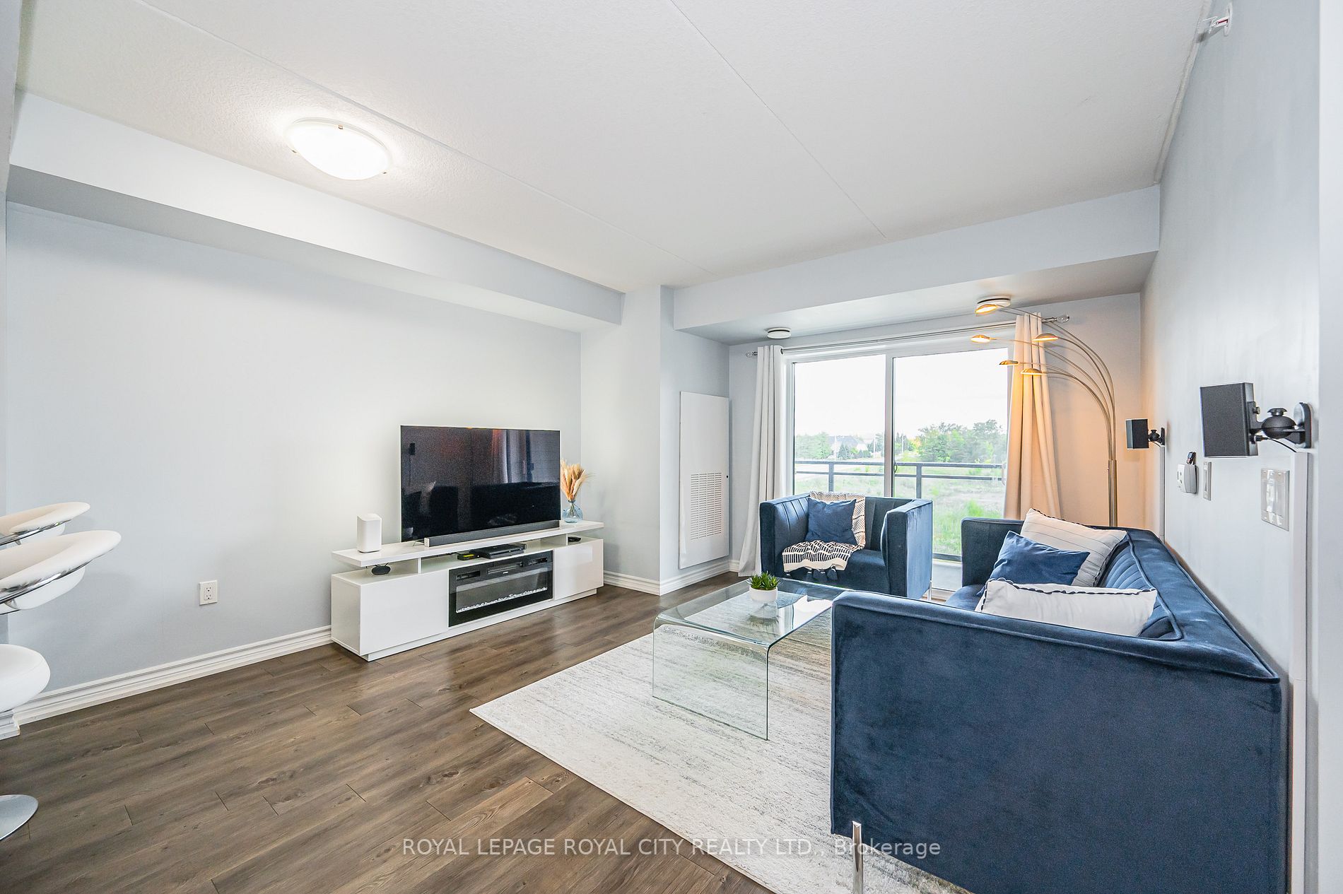 7 Kay Cres, #208