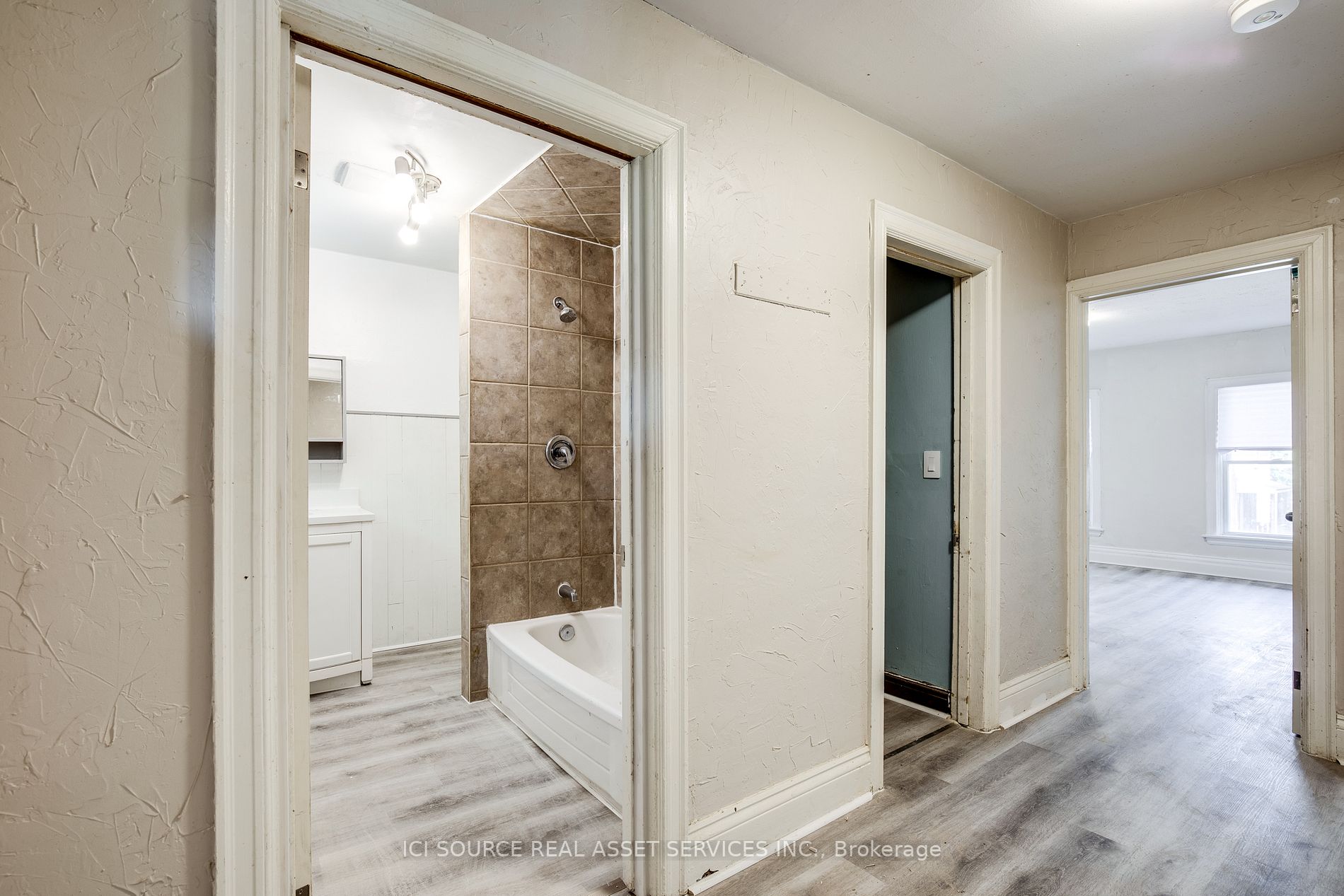 16 EASTBOURNE Avenue, #Upper