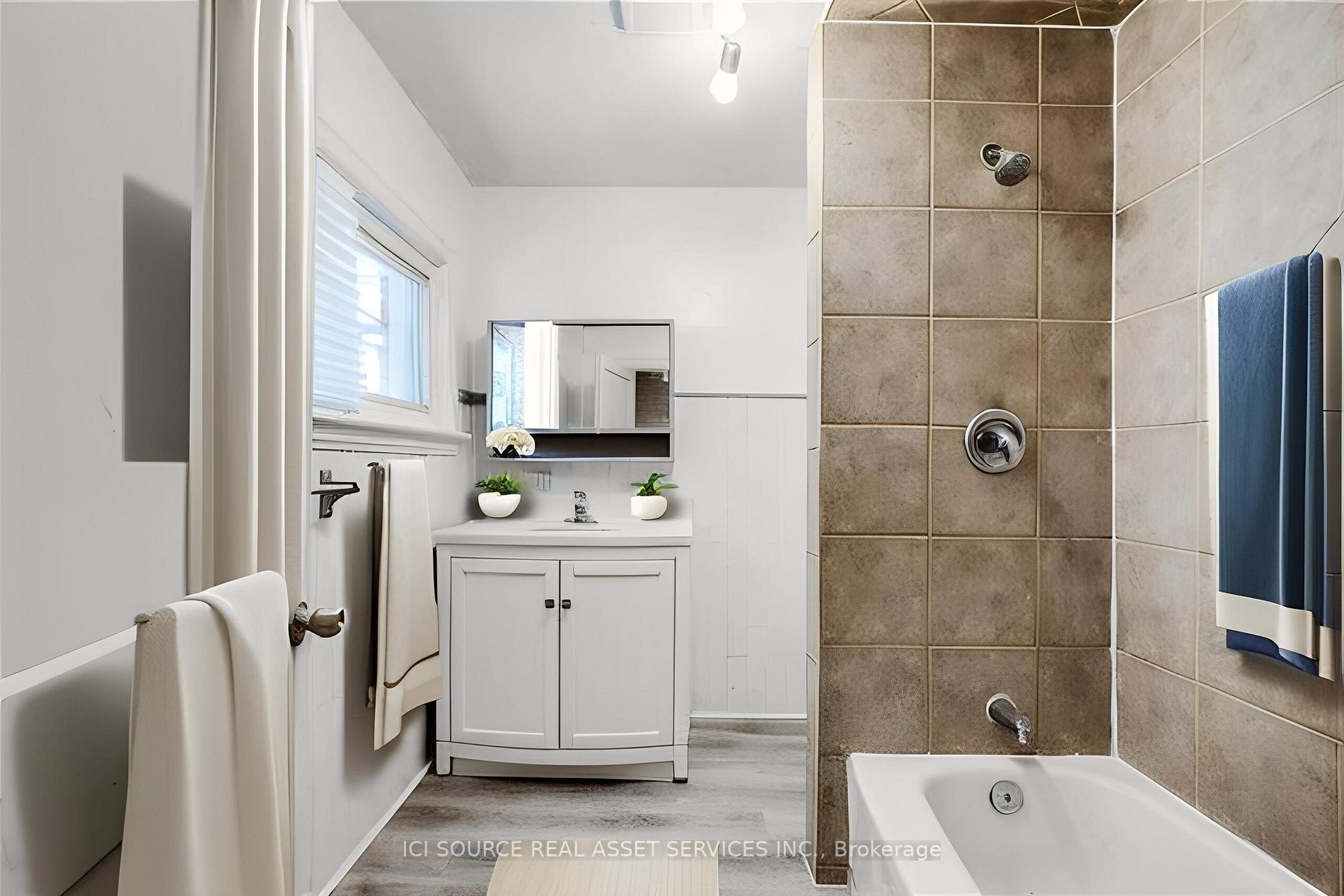 16 EASTBOURNE Avenue, #Upper