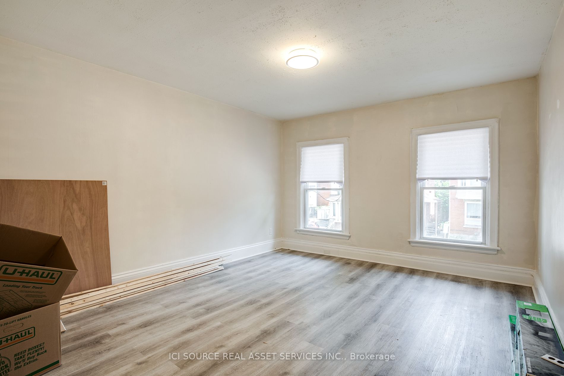 16 EASTBOURNE Avenue, #Upper