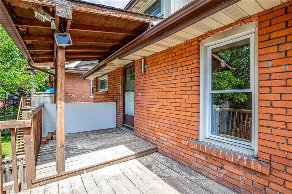 16 EASTBOURNE Avenue, #Upper