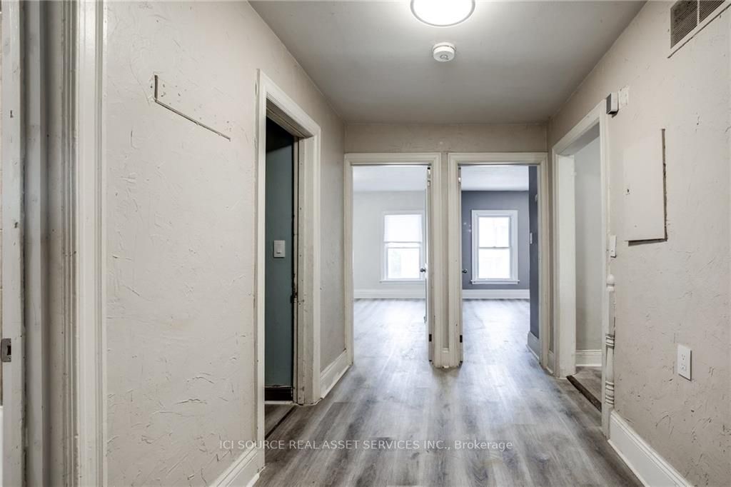 16 EASTBOURNE Avenue, #Upper