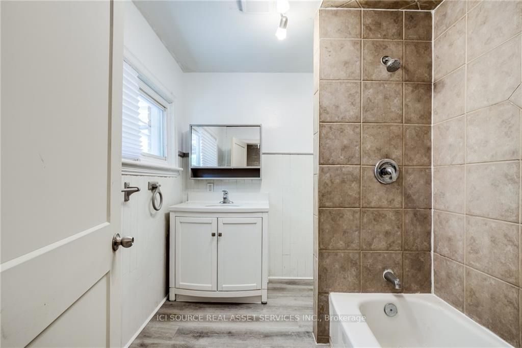 16 EASTBOURNE Avenue, #Upper