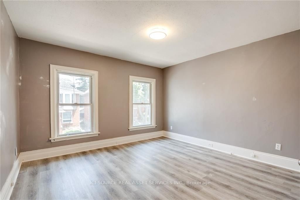 16 EASTBOURNE Avenue, #Upper