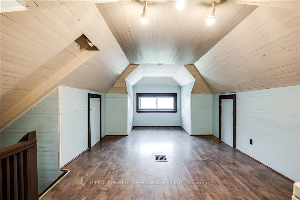 16 EASTBOURNE Avenue, #Upper