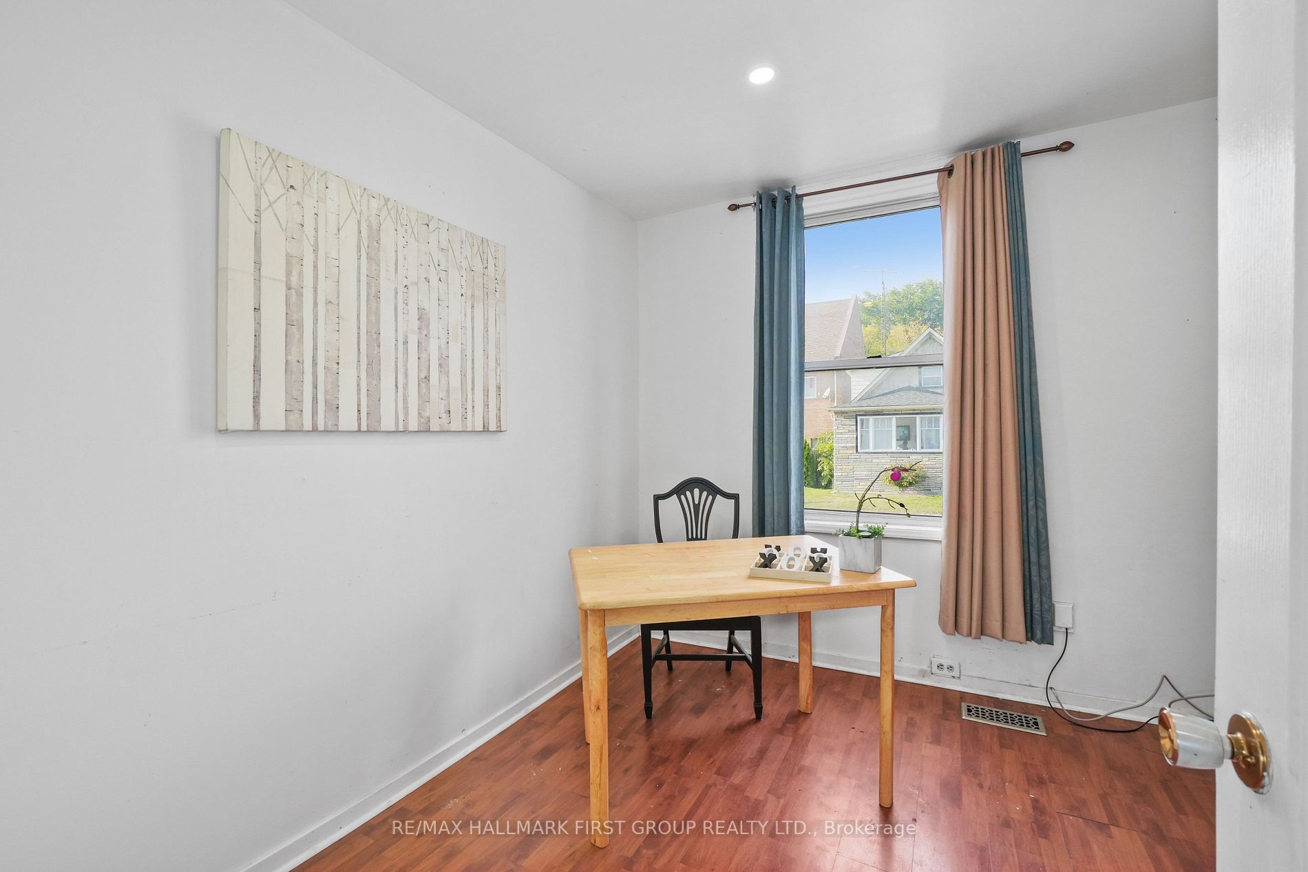 267 University Ave W
