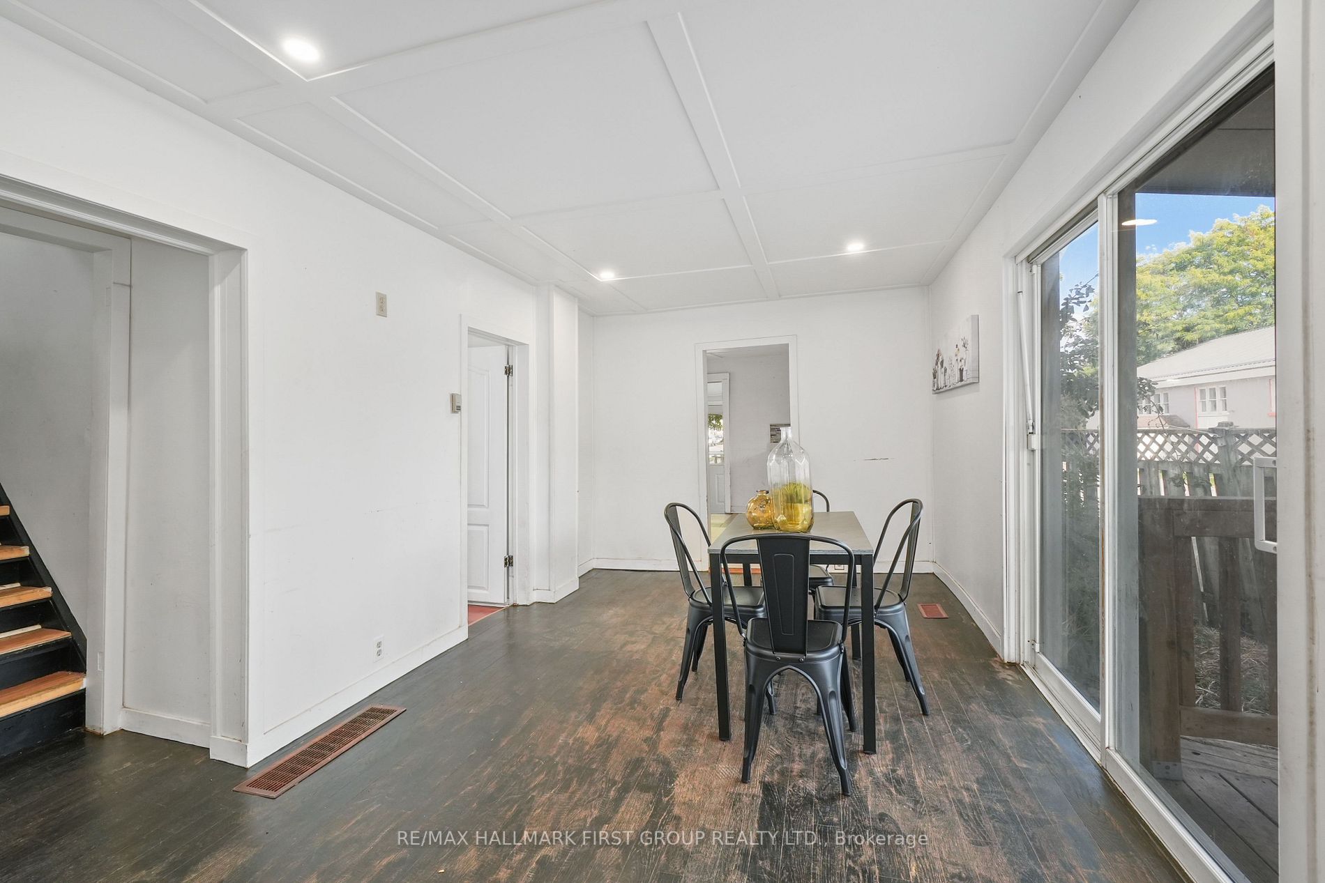 267 University Ave W
