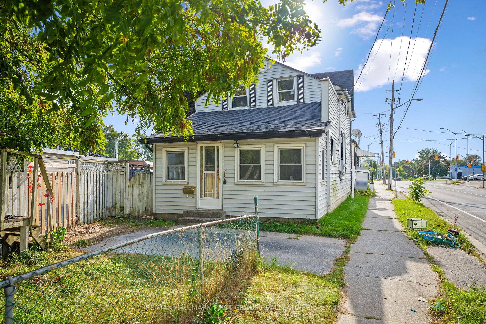 267 University Ave W