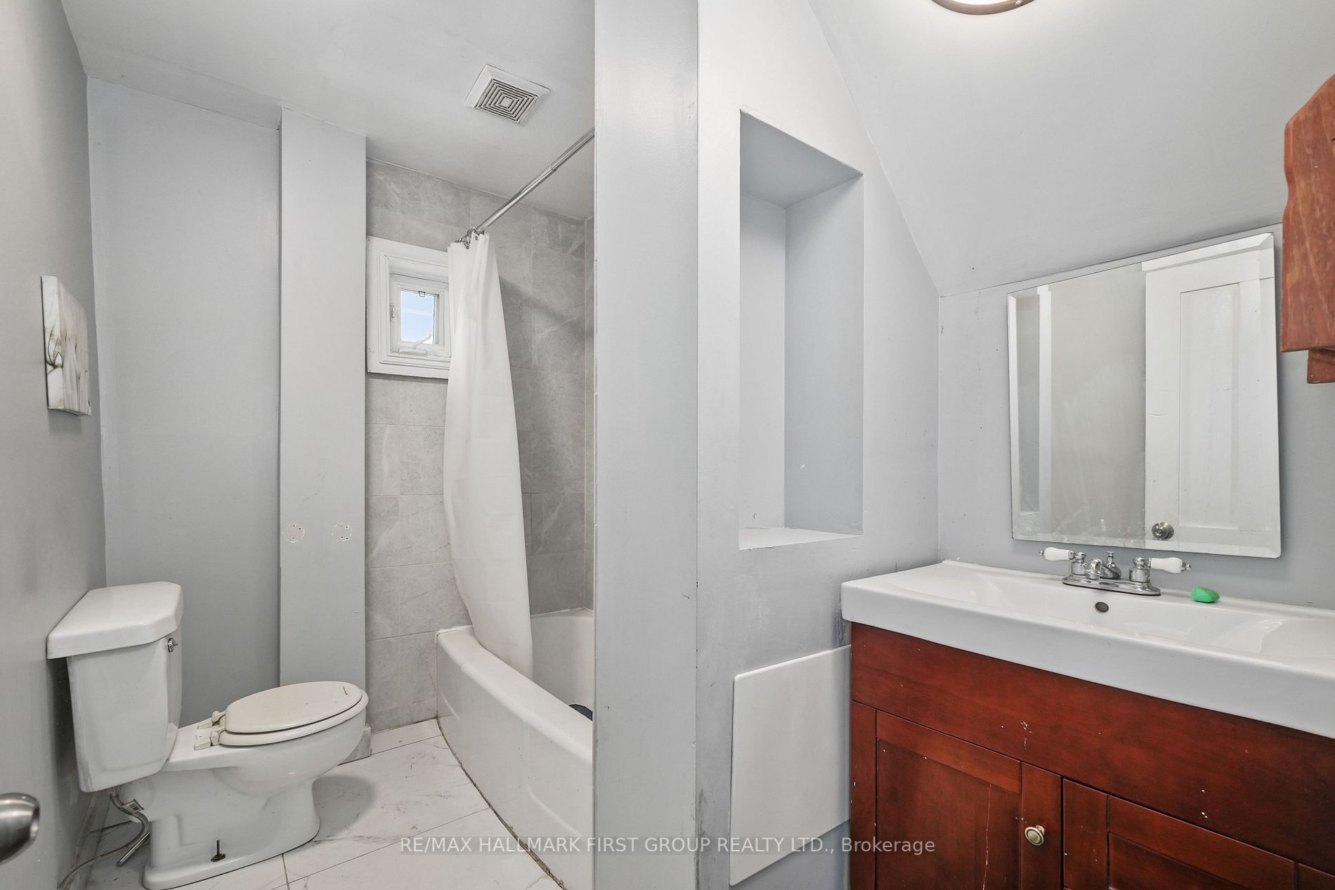 267 University Ave W