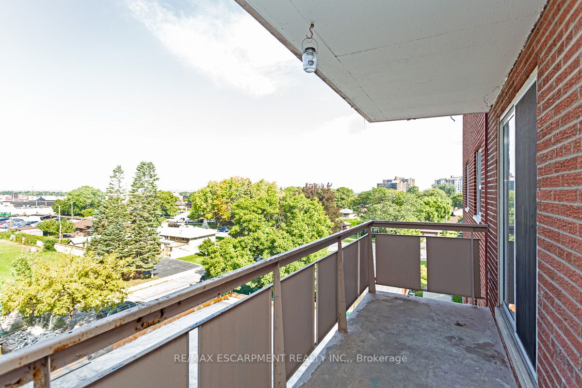 851 Queenston Rd, #501