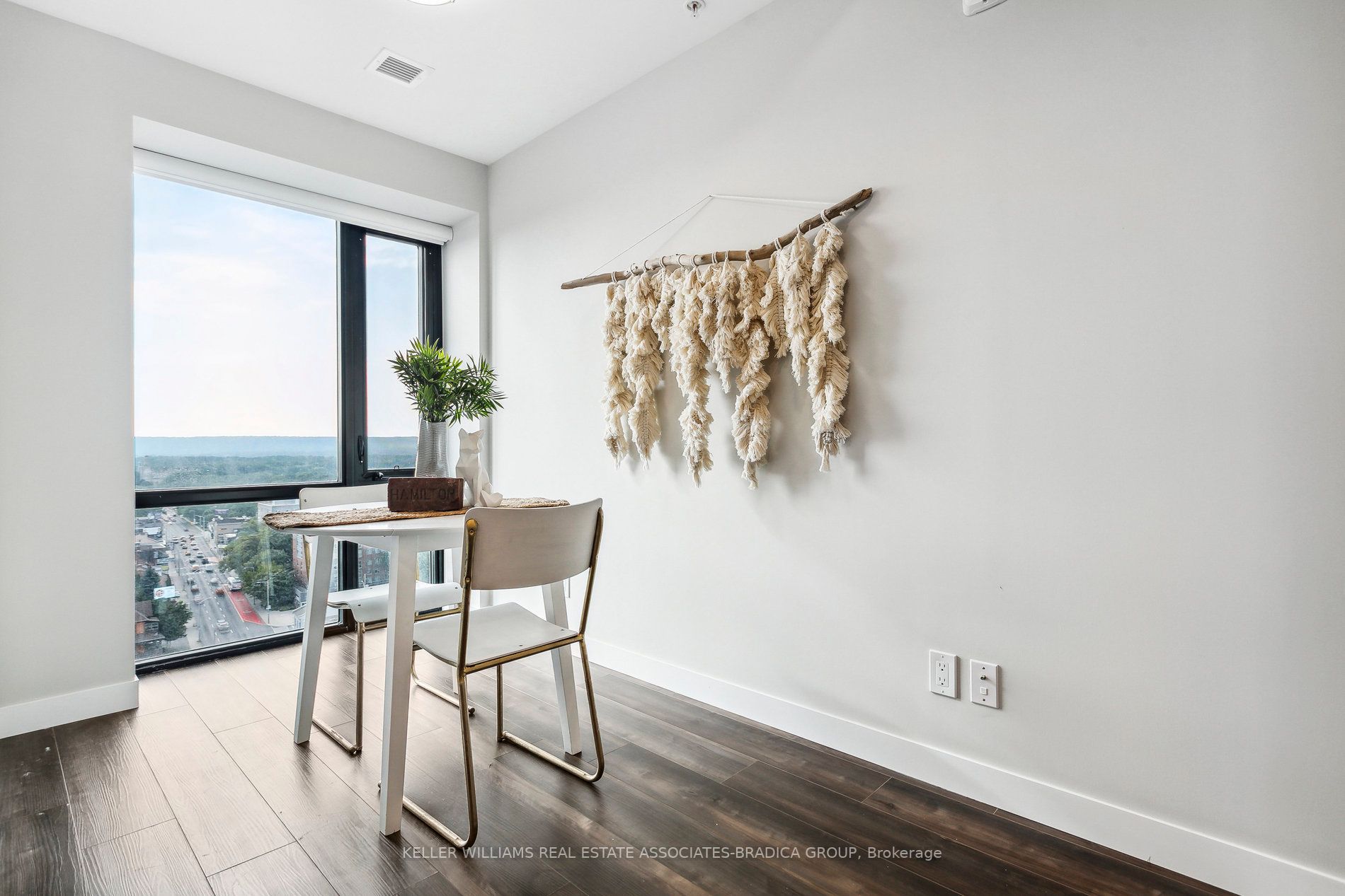 15 Queen Street S, #1507