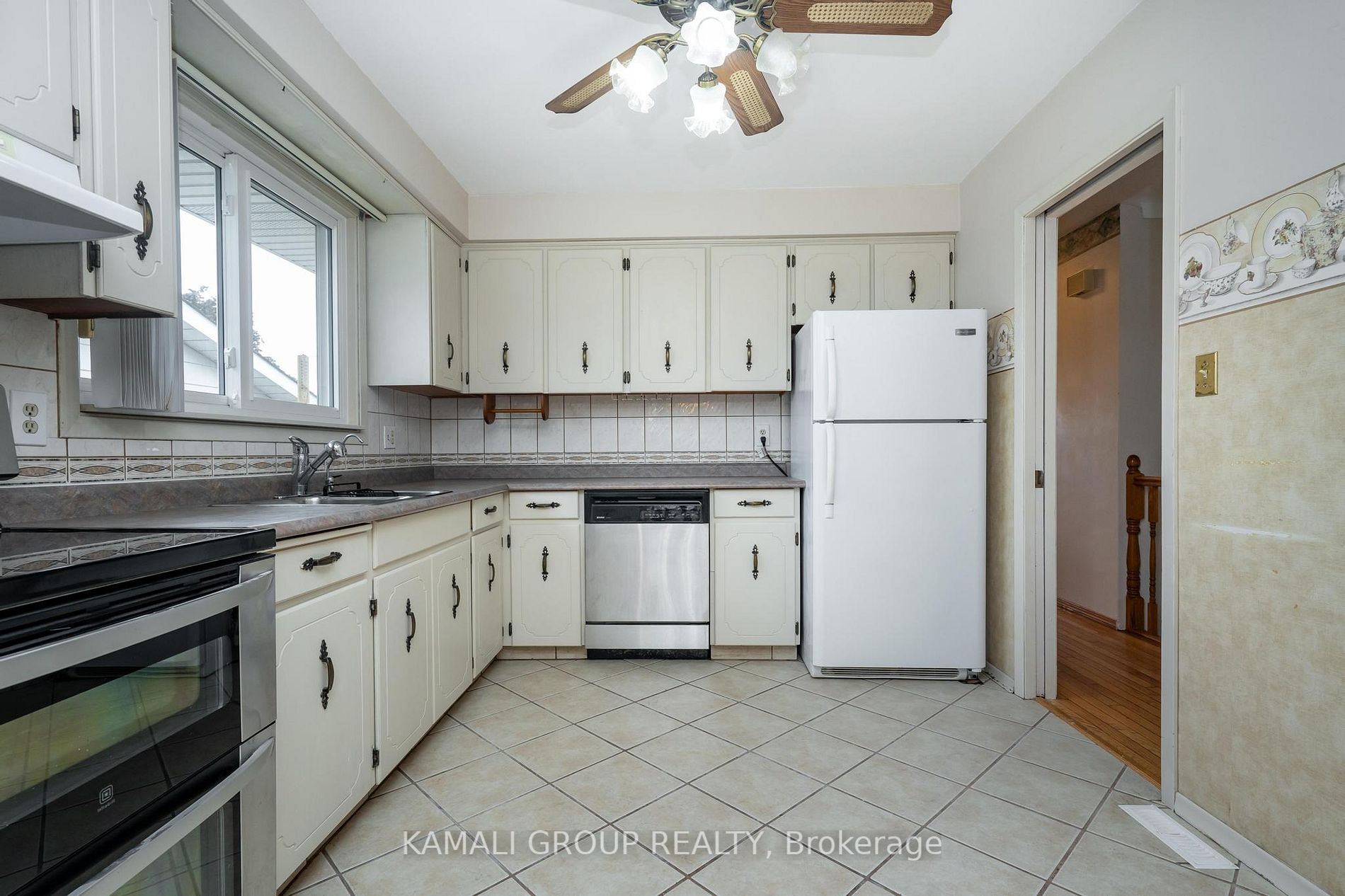 638 Carlton St, #Main
