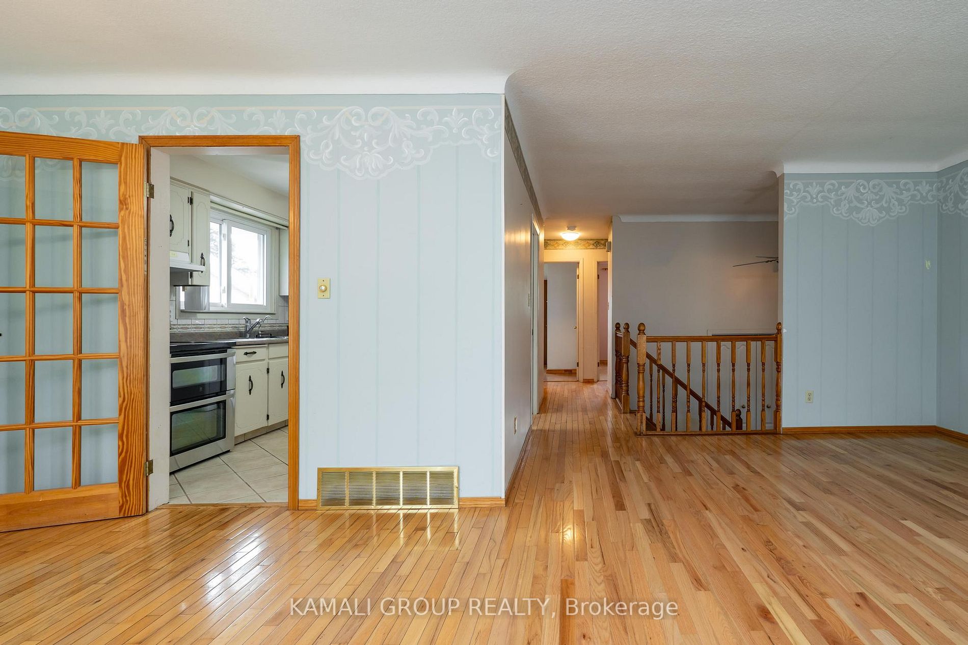 638 Carlton St, #Main