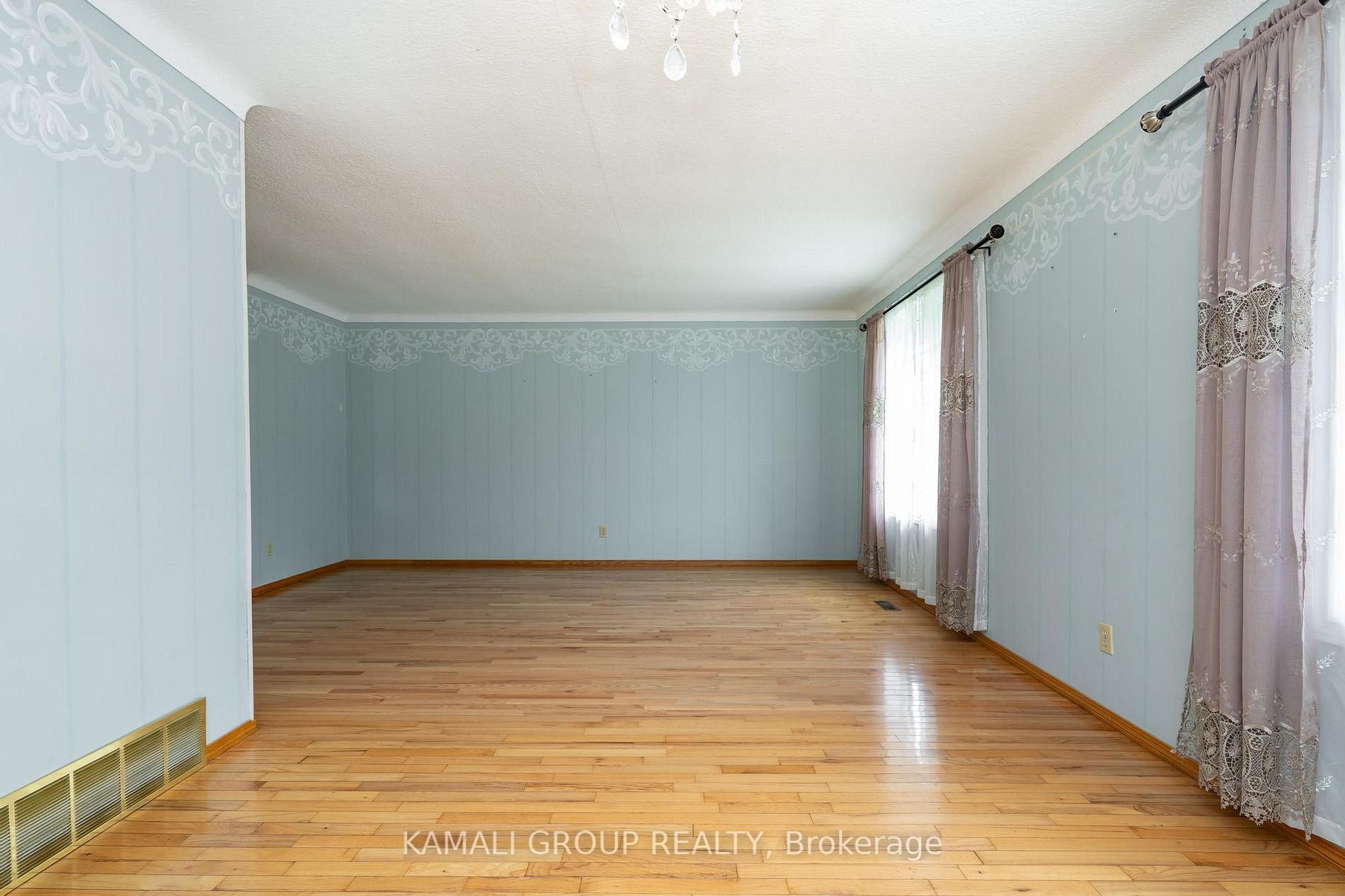638 Carlton St, #Main