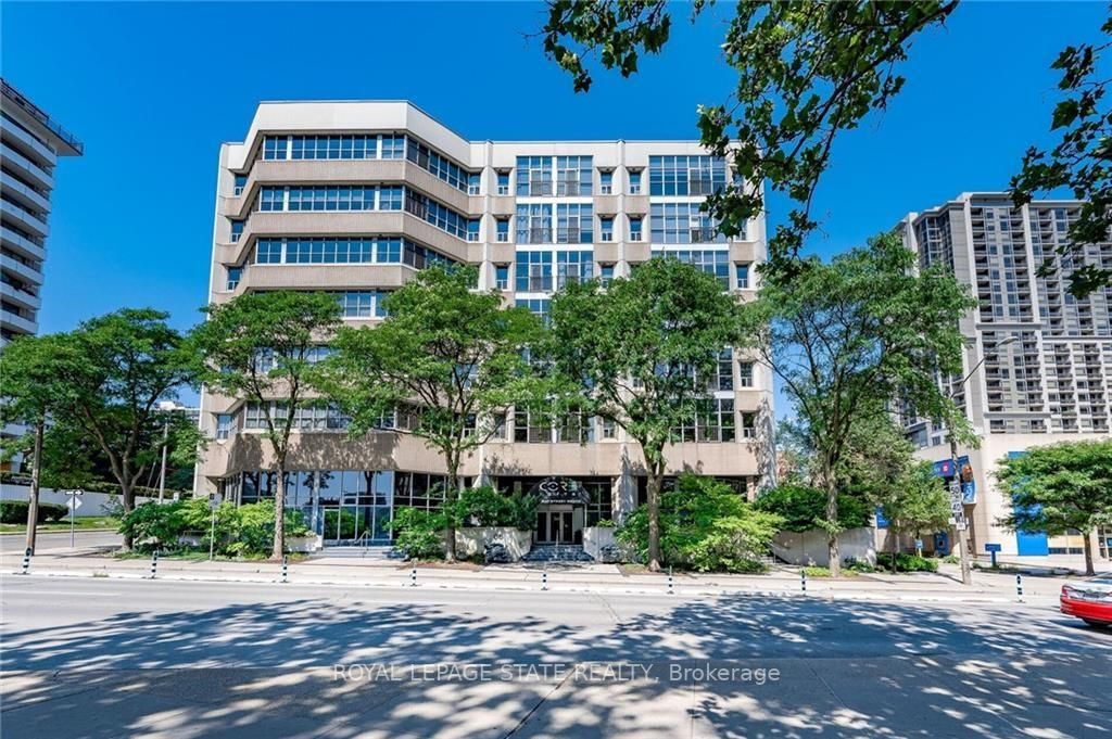 66 Bay St S, #401