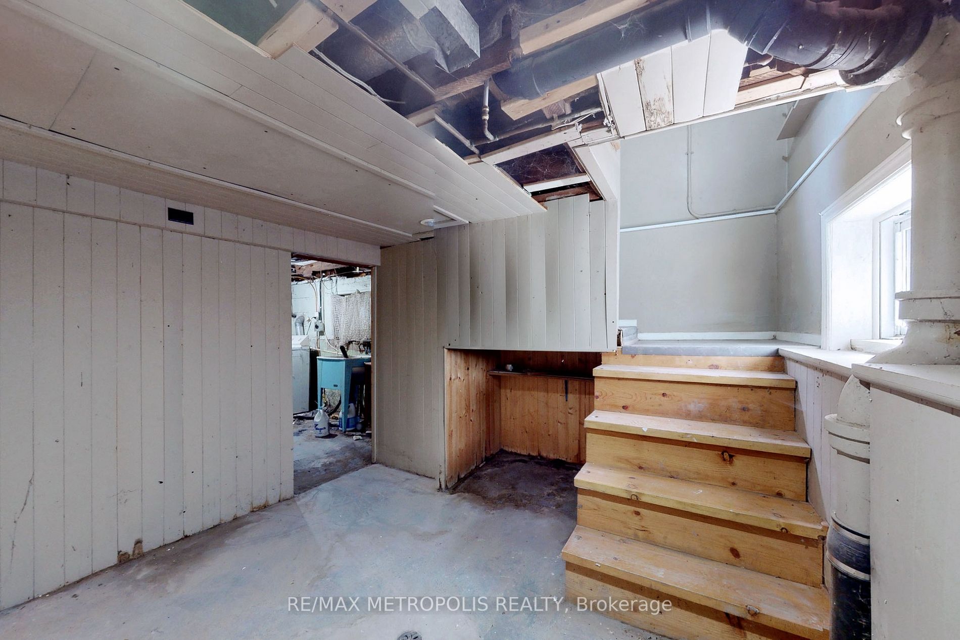 126 Connaught Ave N