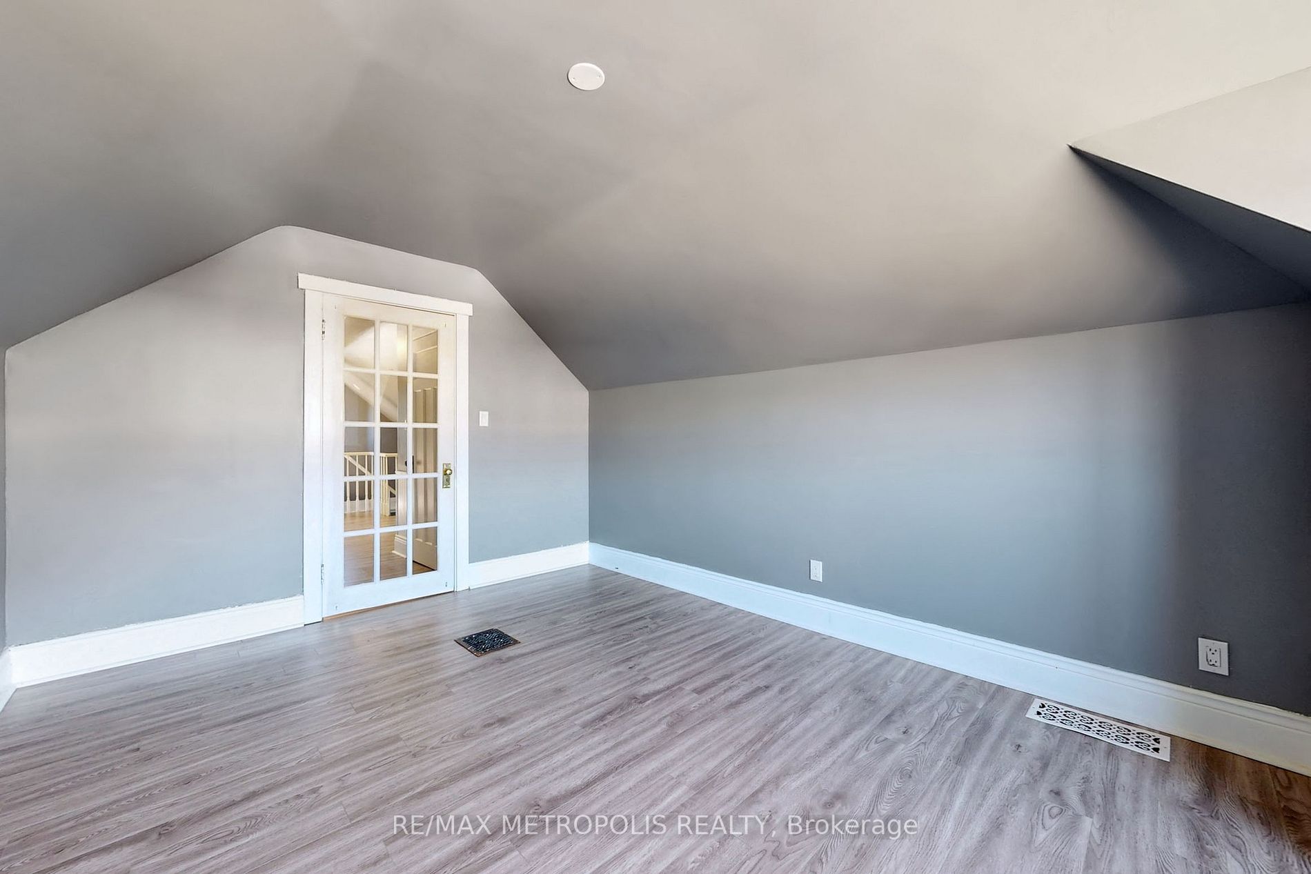 126 Connaught Ave N