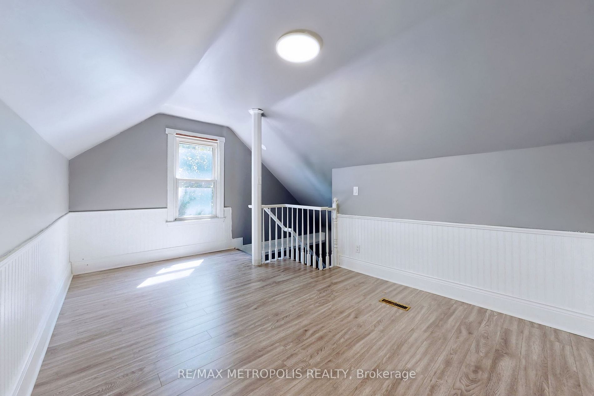 126 Connaught Ave N