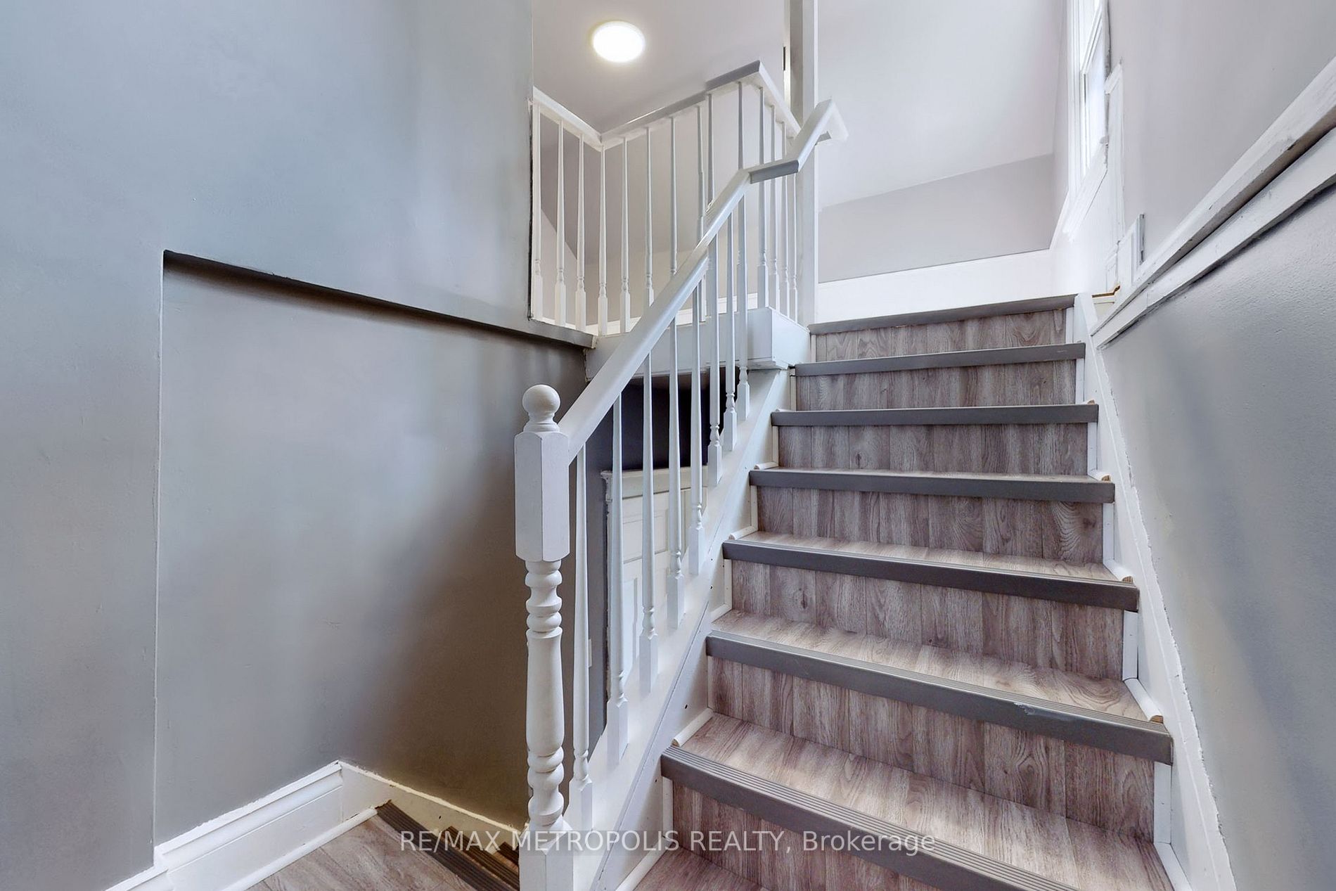 126 Connaught Ave N