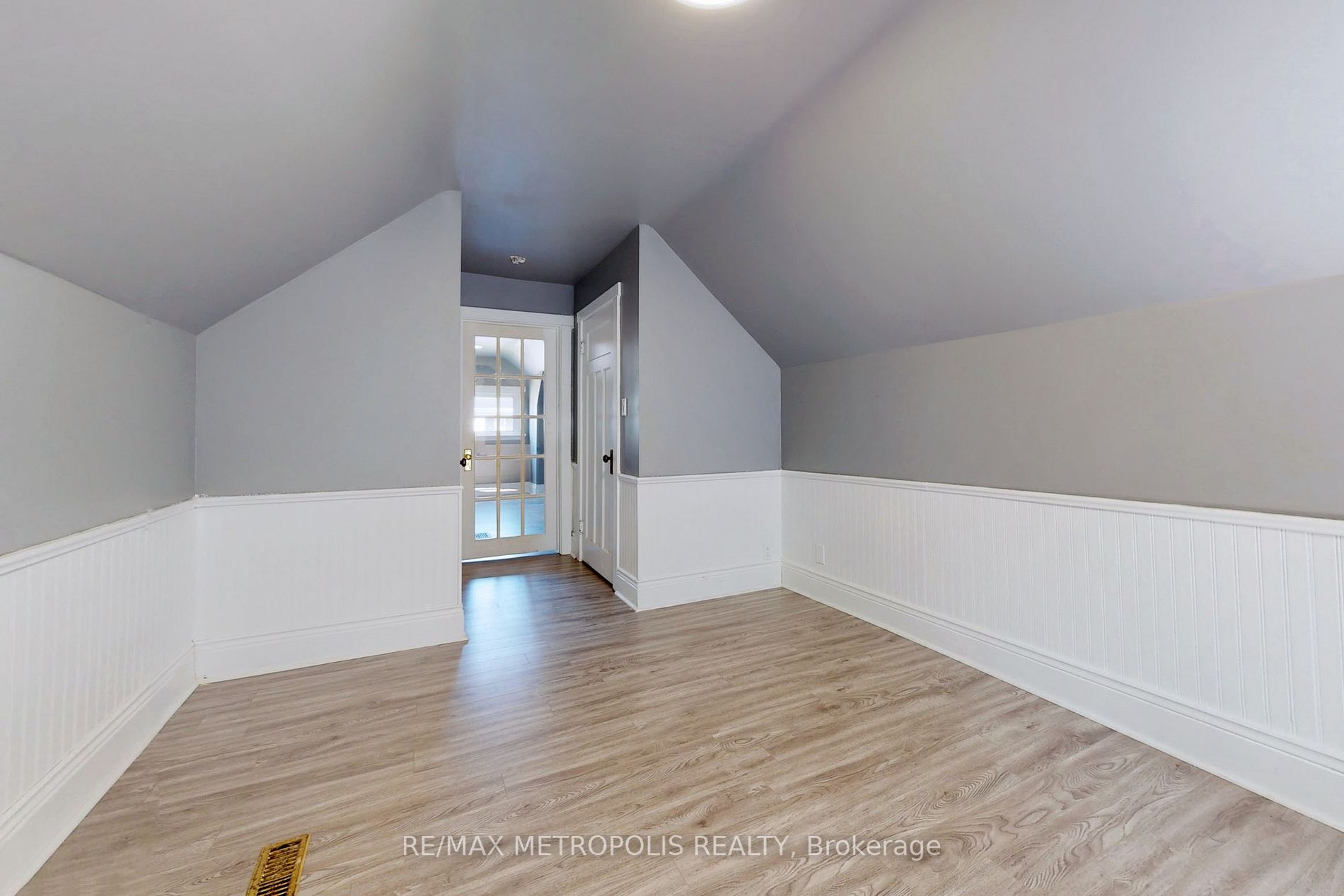 126 Connaught Ave N