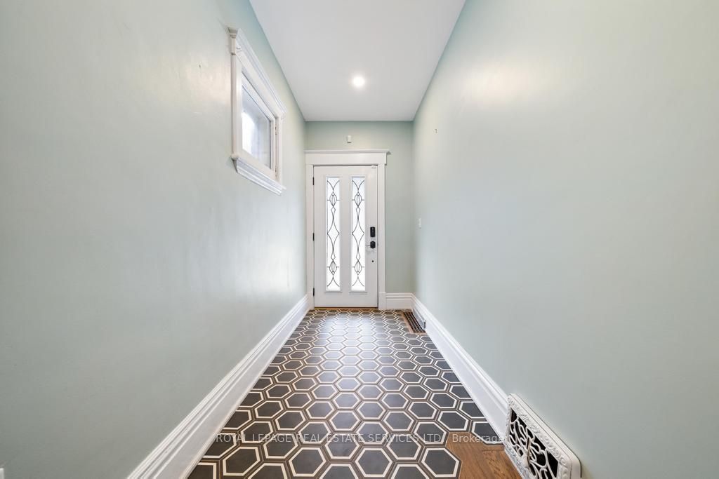 11 Lorne Ave, #Upper