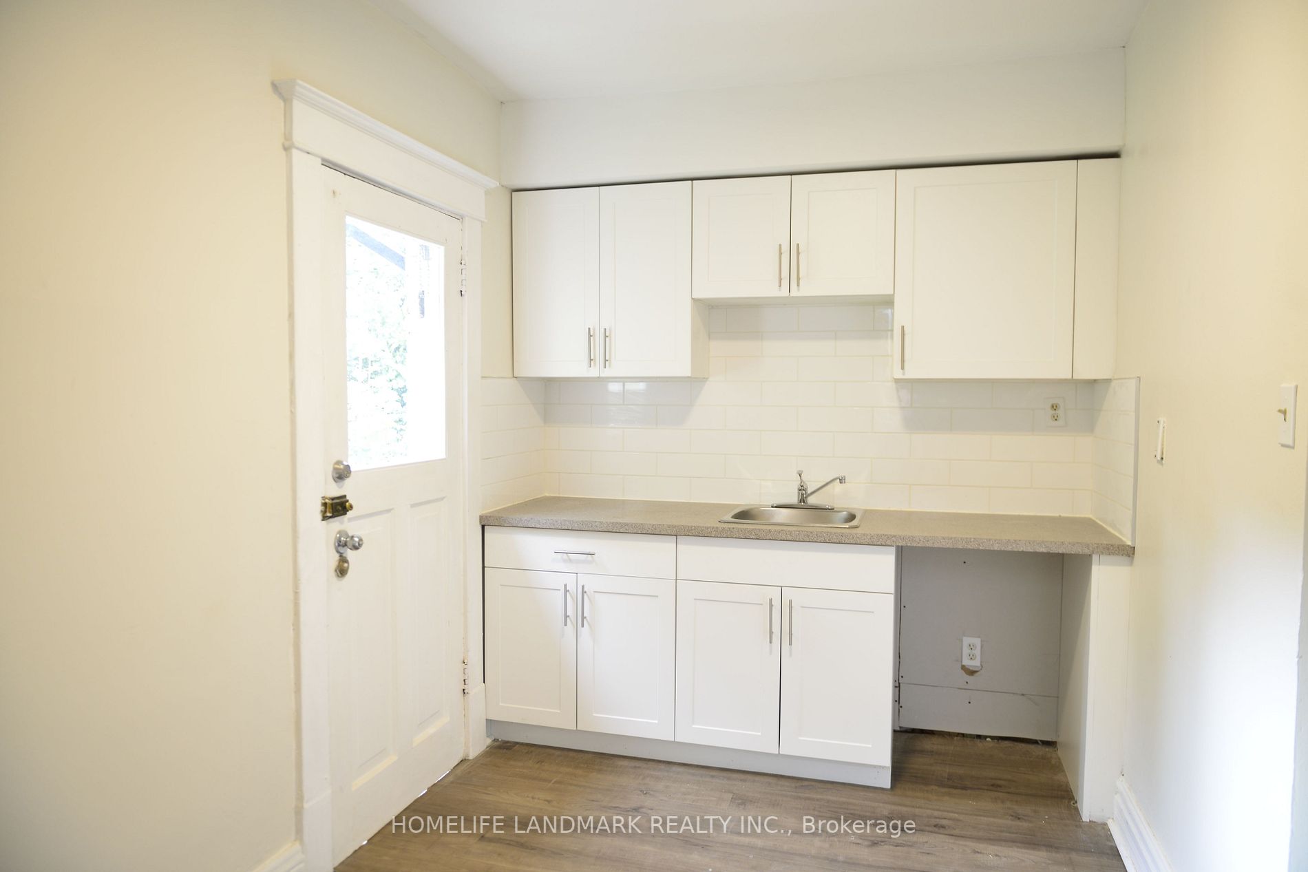 107 Spadina Avenue E