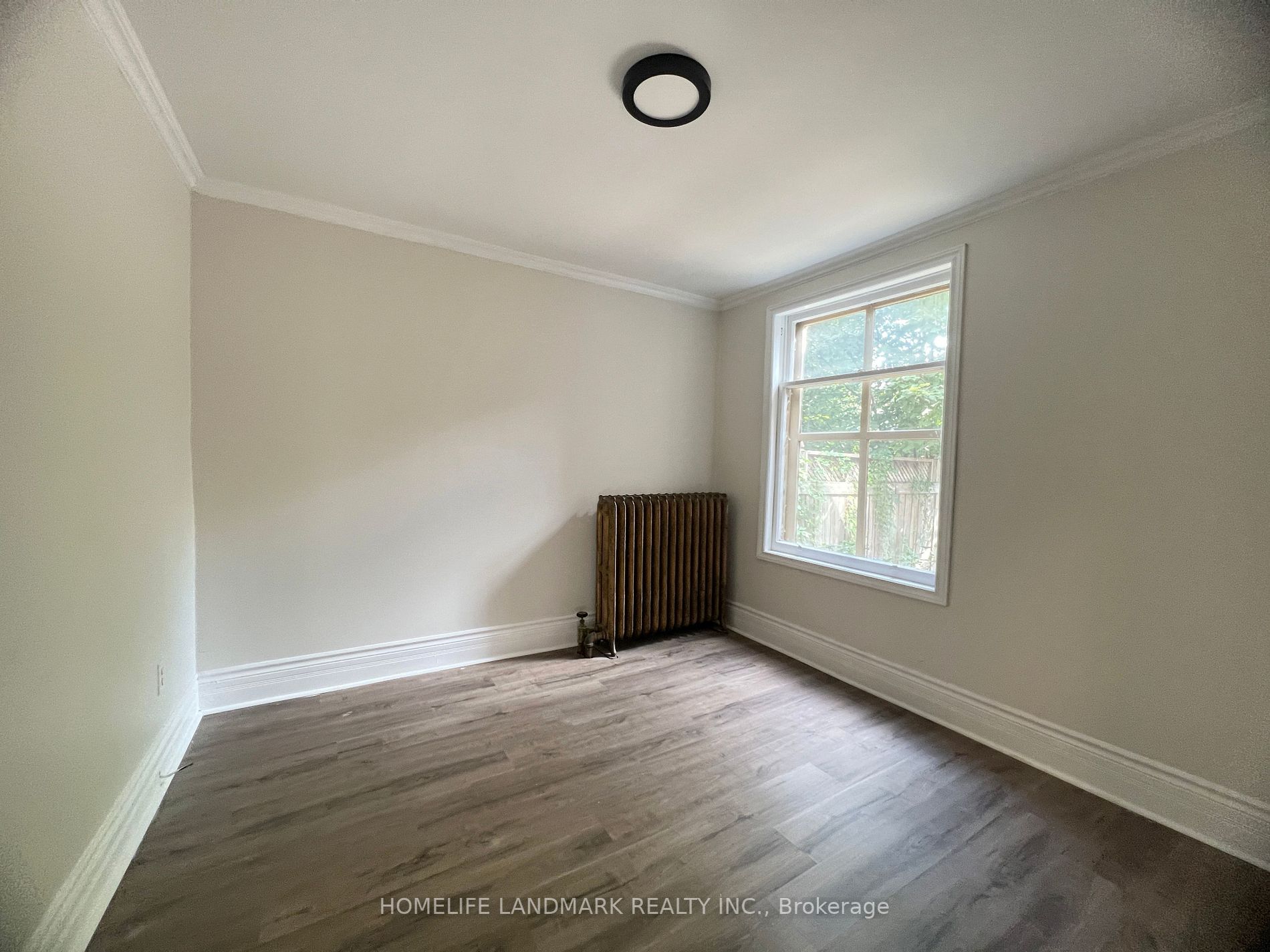 107 Spadina Avenue E