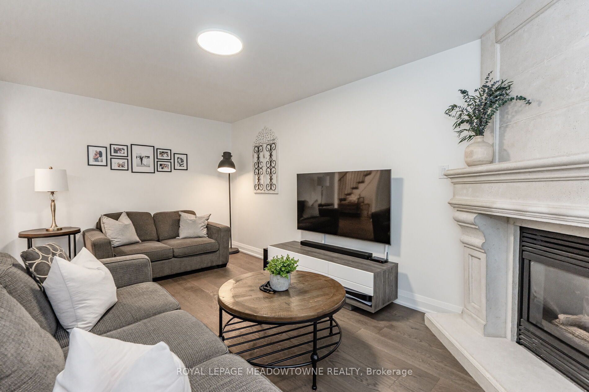 74 Royaledge Way