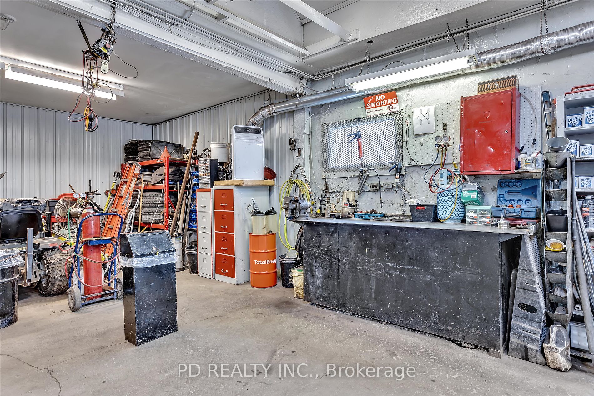 40 King St E