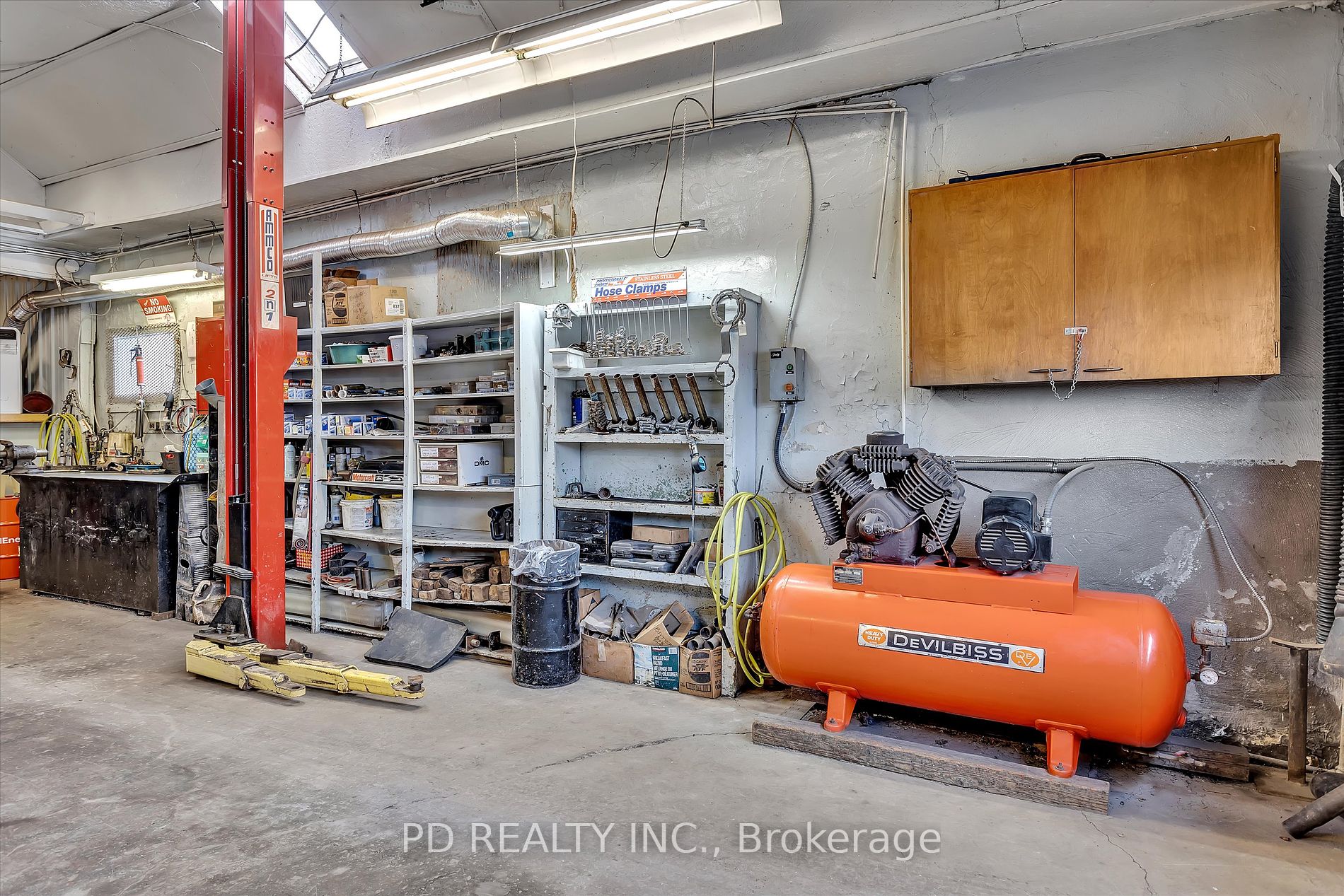 40 King St E