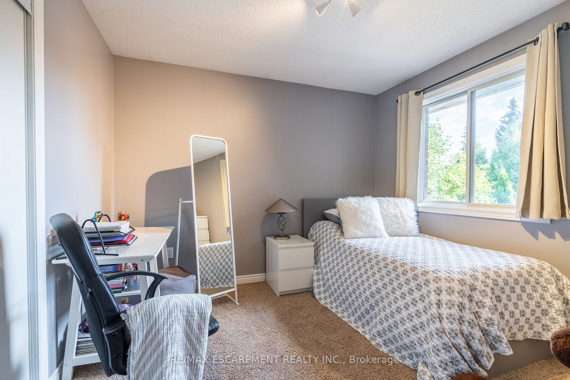 19 Falconridge Dr