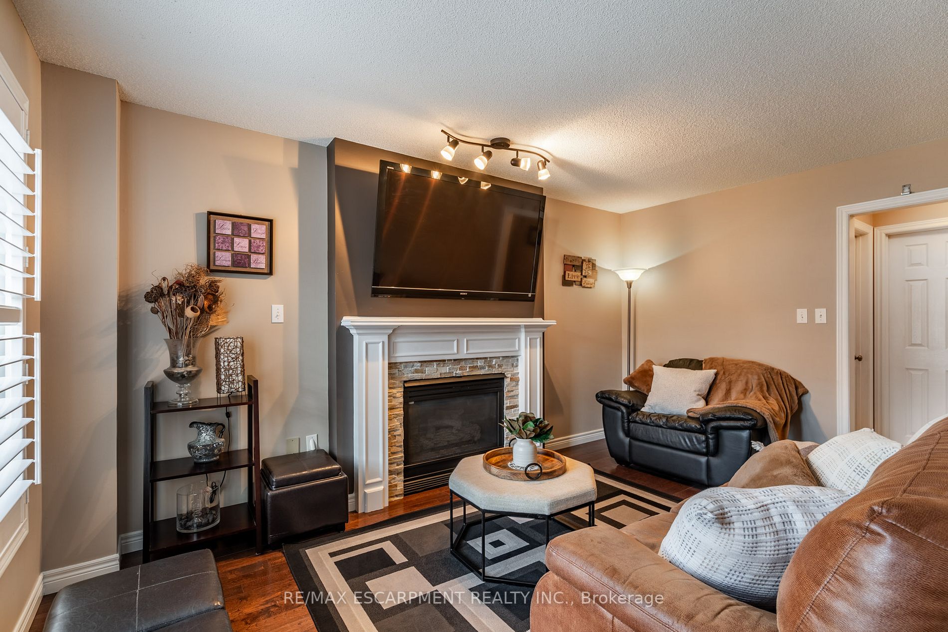 19 Falconridge Dr