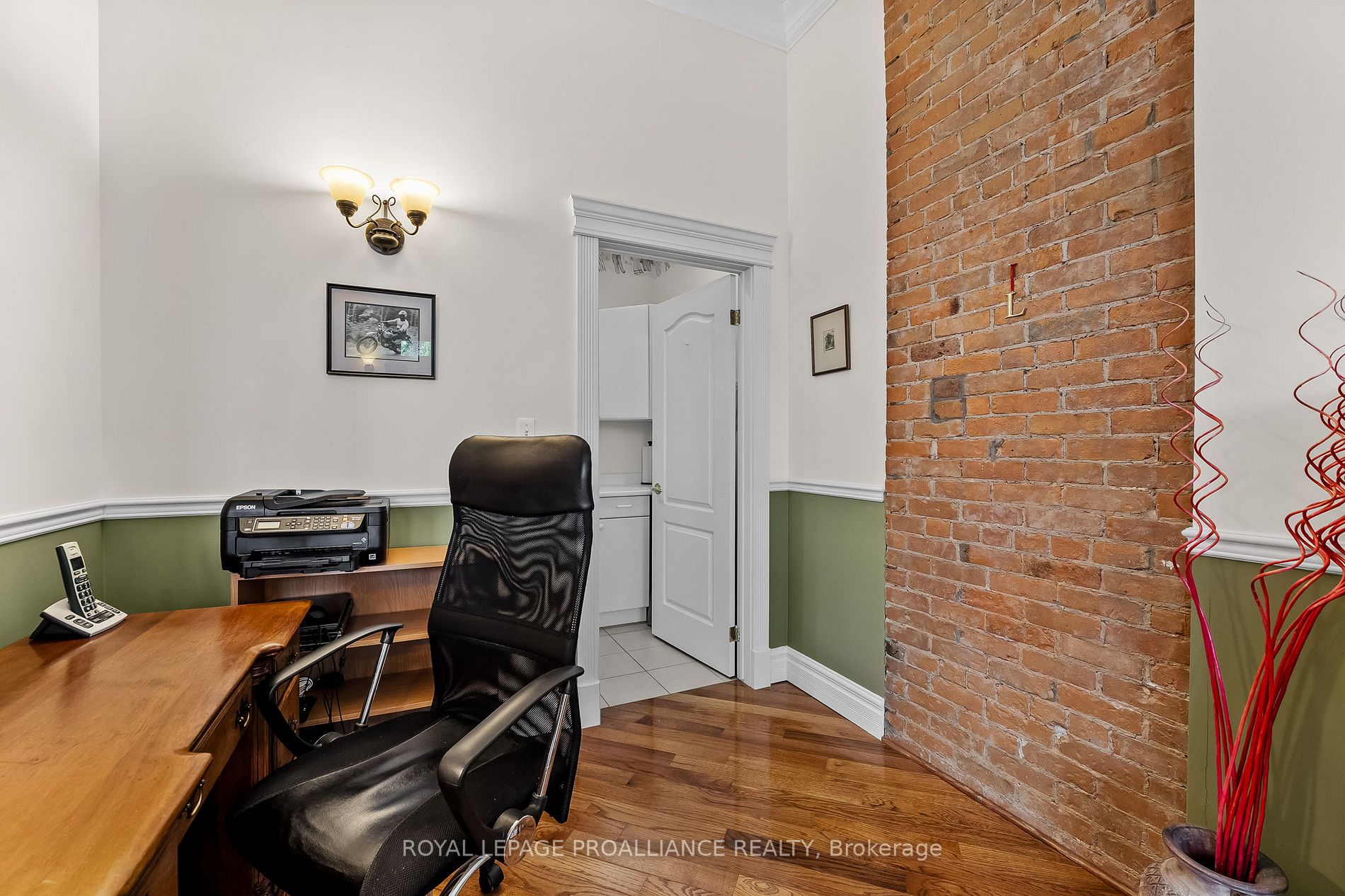 323 George St, #206