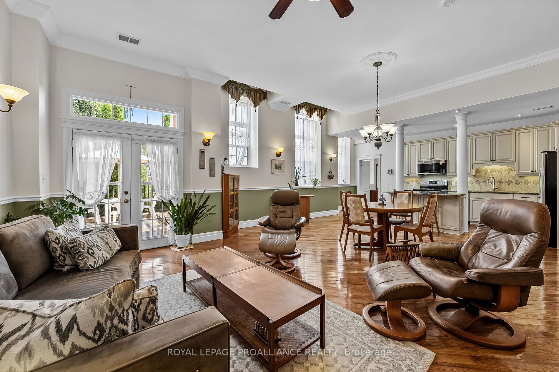 323 George St, #206