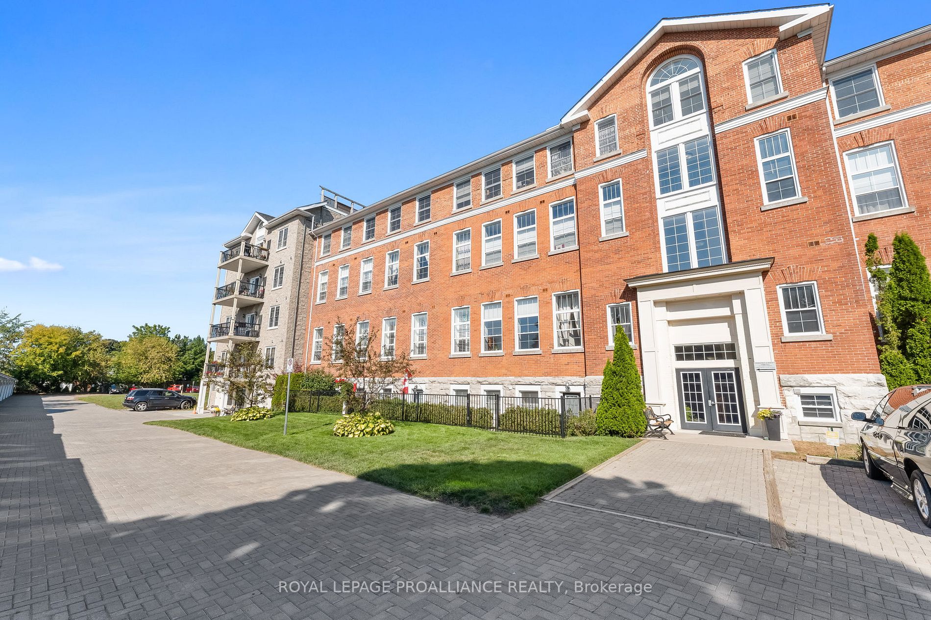 323 George St, #206