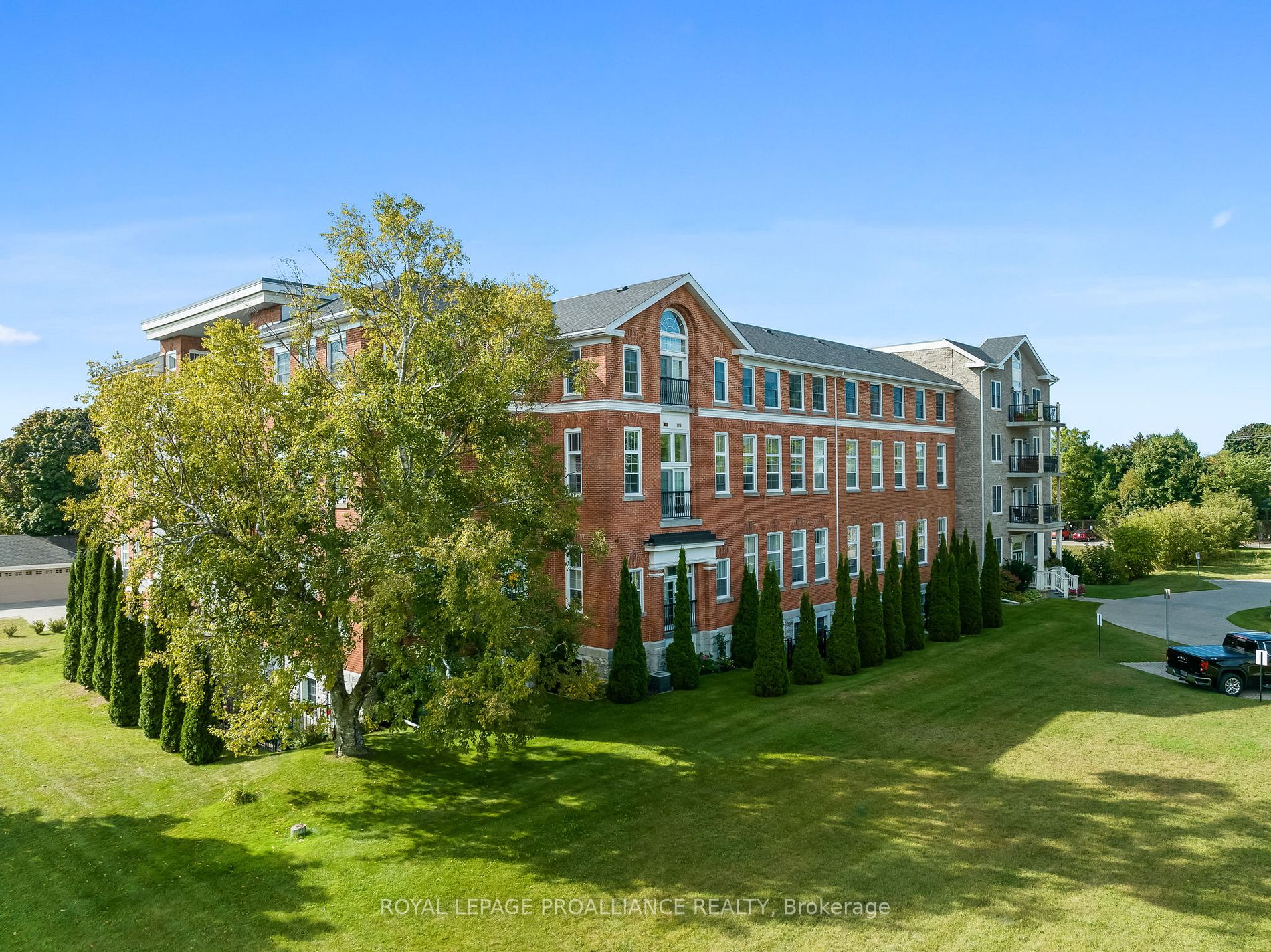 323 George St, #206