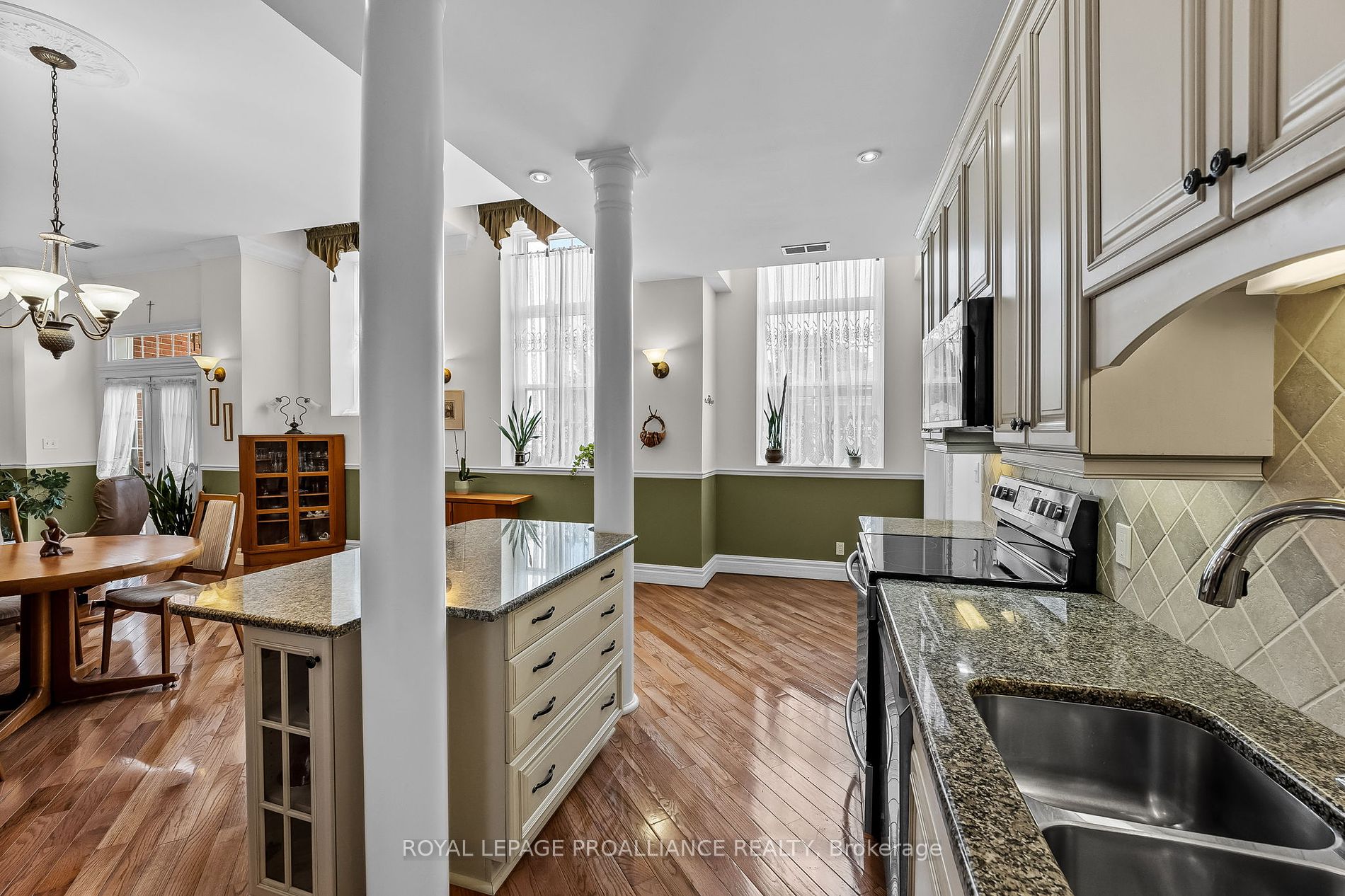 323 George St, #206
