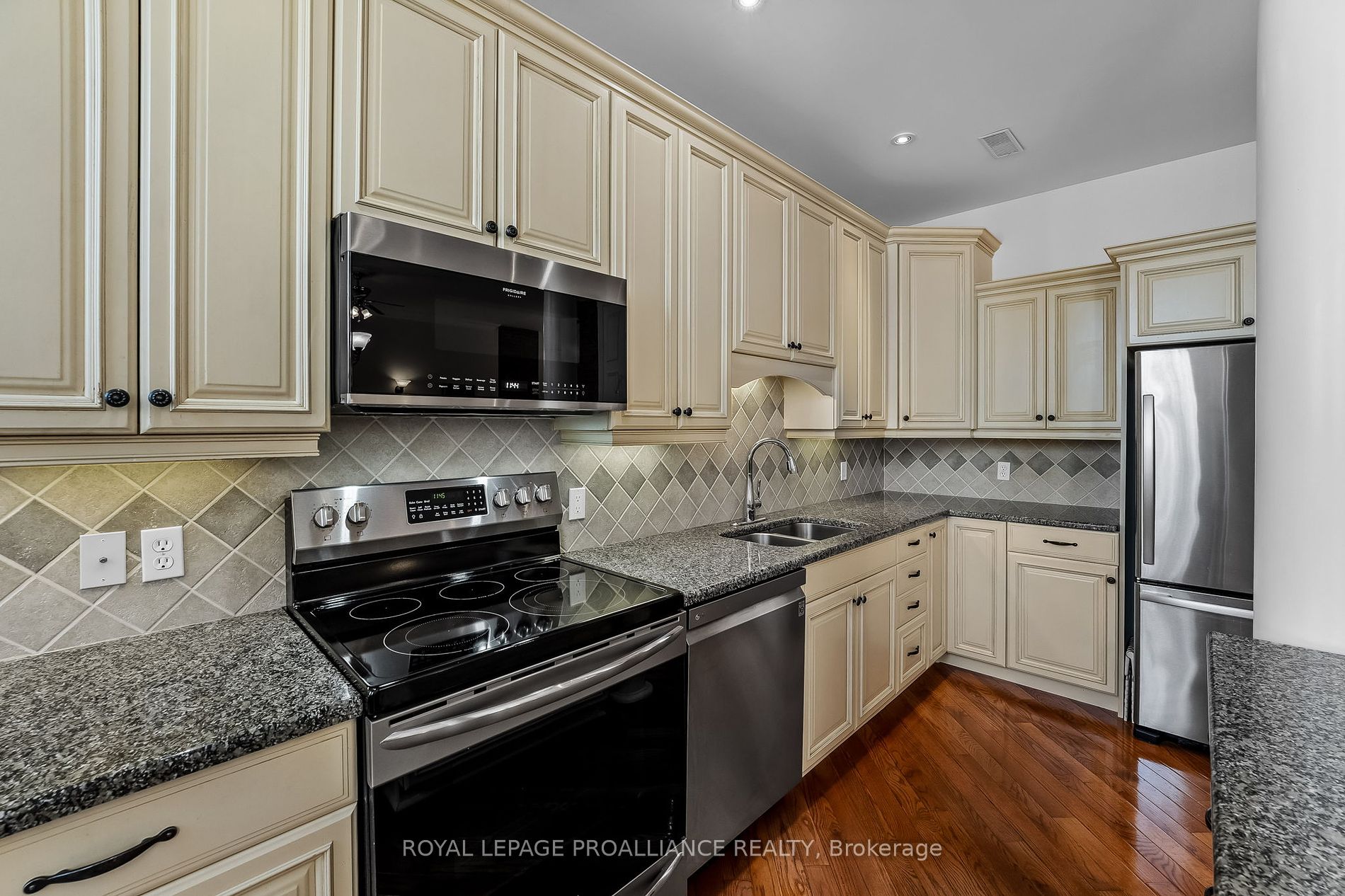 323 George St, #206