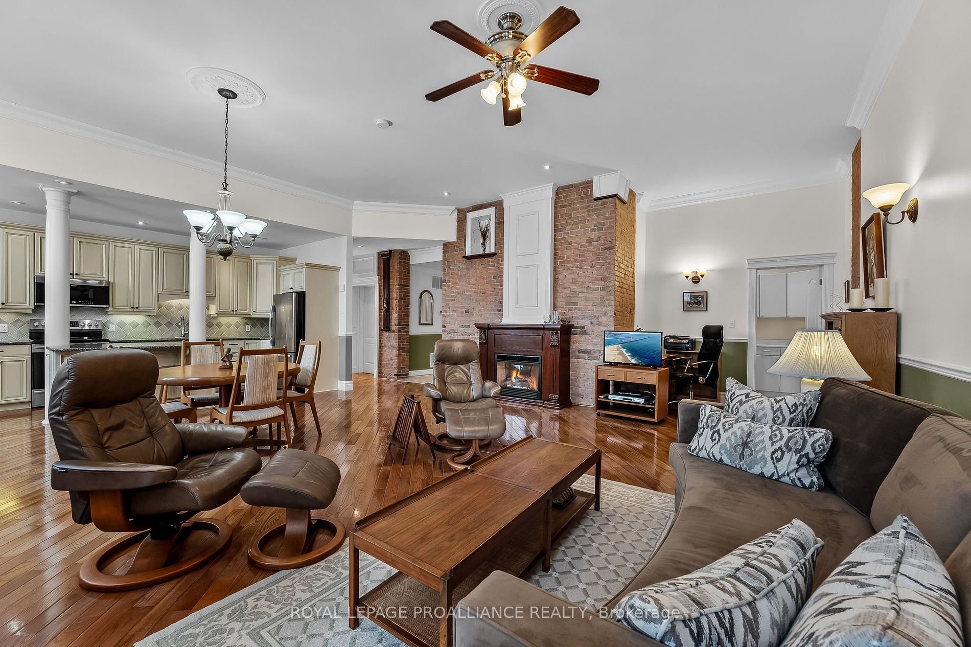 323 George St, #206
