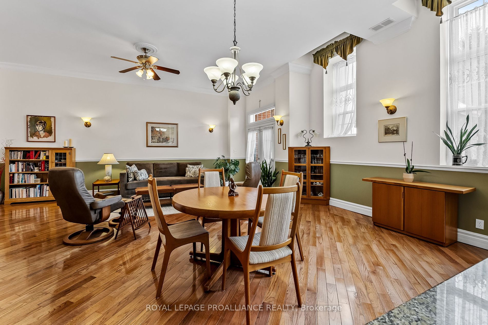 323 George St, #206