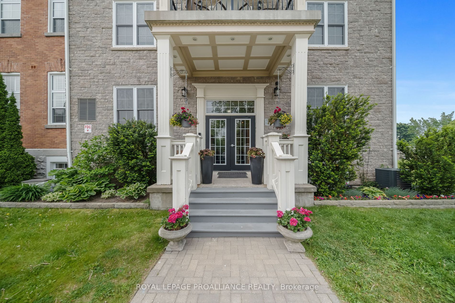 323 George St, #206