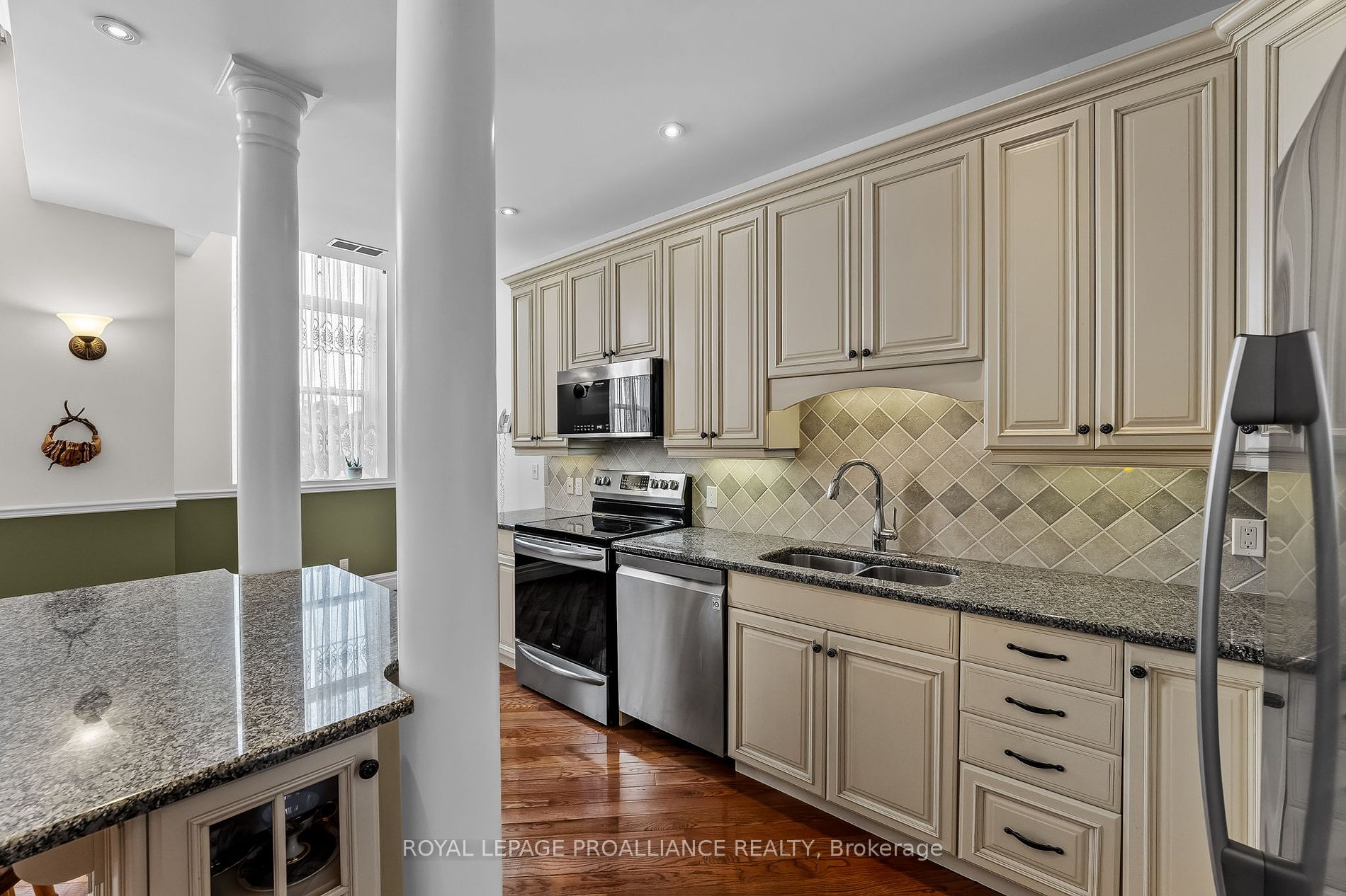 323 George St, #206