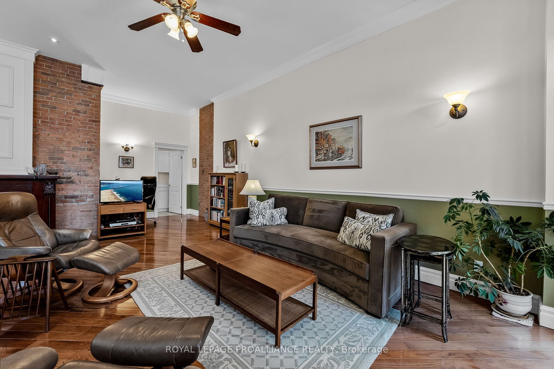 323 George St, #206