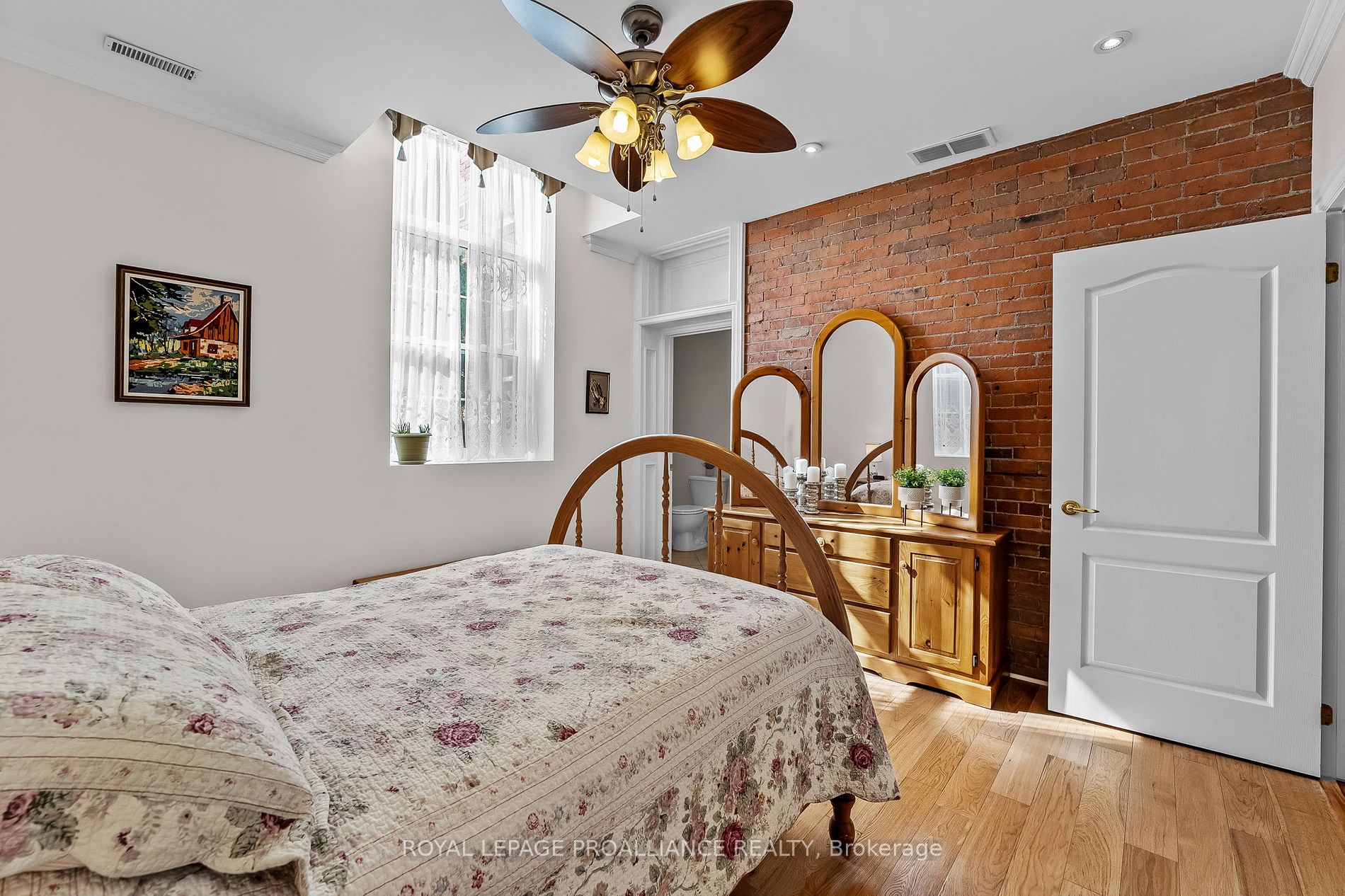 323 George St, #206