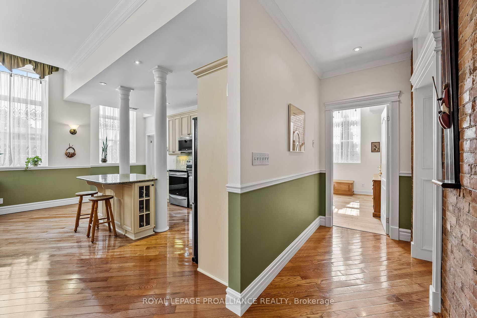 323 George St, #206